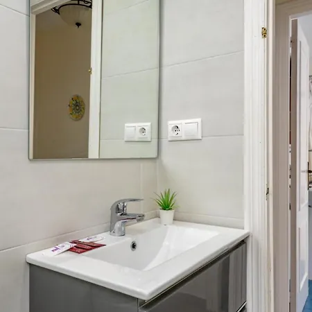 Апартаменты Riviera Charm: 2br Retreat With Terrace Pool