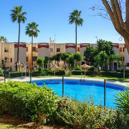 Riviera Charm: 2br Retreat With Terrace Pool Апартаменты